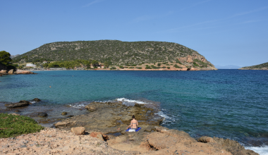 Οι παραλίες της Αττικής που θυμίζουν νησί – Κρυστάλλινα νερά μόλις μία ώρα από την Αθήνα