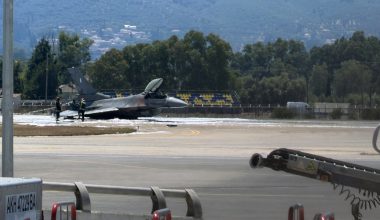 Η στιγμή που ο πιλότος δίνει οδηγίες για την κατάσβεση του F-16 λίγο μετά την εγκατάλειψή του (βίντεο)