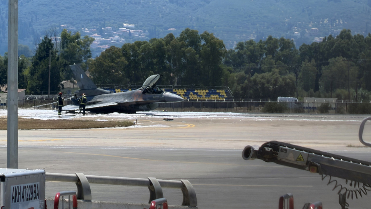 Η στιγμή που ο πιλότος δίνει οδηγίες για την κατάσβεση του F-16 λίγο μετά την εγκατάλειψή του (βίντεο)