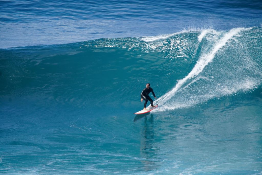 Surf: Το άθλημα που συνδυάζει θάλασσα, ισορροπία και αδρεναλίνη – Γιατί κερδίζει όλο και περισσότερους φανατικούς