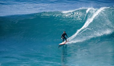 Surf: Το άθλημα που συνδυάζει θάλασσα, ισορροπία και αδρεναλίνη – Γιατί κερδίζει όλο και περισσότερους φανατικούς
