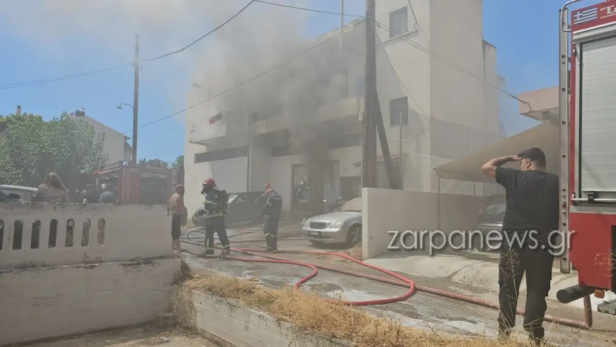 Φωτιά στα Χανιά: Κάηκε διαμέρισμα στον Κουμπέ – Οι φλόγες έφτασαν σε αποθήκη χαρτικών (βίντεο)