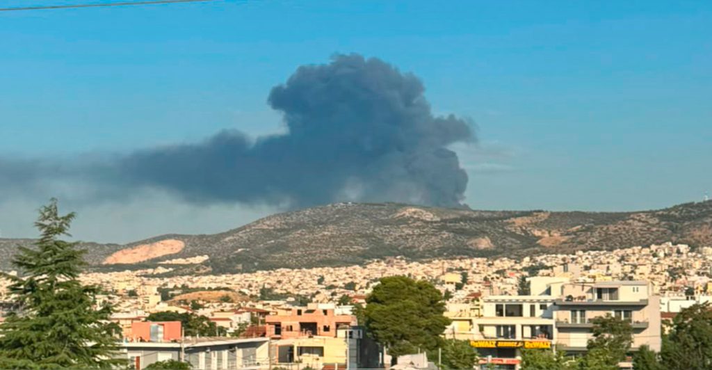 Μεγάλη φωτιά και έκρηξη σε επιχείρηση ανακύκλωσης μετάλλων στον Ασπρόπυργο – Δύο τραυματίες (φώτο) (upd2)