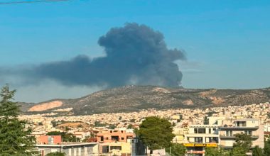 Μεγάλη φωτιά και έκρηξη σε επιχείρηση ανακύκλωσης μετάλλων στον Ασπρόπυργο – Ένας εγκαυματίας (φώτο)