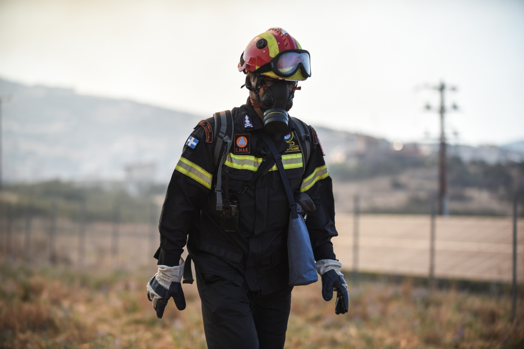 Μεγάλη φωτιά και έκρηξη σε επιχείρηση ανακύκλωσης μετάλλων στον Ασπρόπυργο – Ένας εγκαυματίας (φώτο)