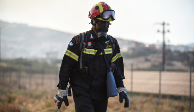 Μεγάλη φωτιά σε επιχείρηση ανακύκλωσης μετάλλων στον Ασπρόπυργο (φώτο)