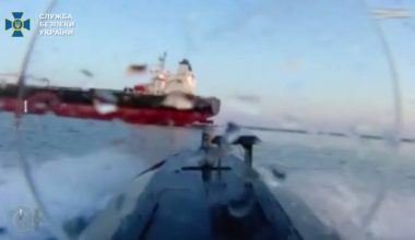 Βίντεο: Ουκρανικό drone τύπου «Sea Baby» έπληξε τάνκερ του ρωσικού σκιώδους στόλου στην Κριμαία
