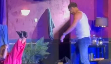 Ακρίδα στην παράσταση Θ.Ματίκα – Τ.Ιορδανίδη – «Άχρηστος ρε πού@@@… μια ζωή, κοίτα τι έκανε ρε παιδιά» (βίντεο)