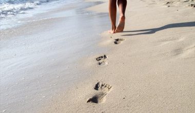 Περπάτημα στην άμμο: Η καλοκαιρινή άσκηση που δυναμώνει το σώμα και προστατεύει μετά τα 60