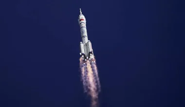 Για πρώτη φορά η Κίνα προσγείωσε με επιτυχία έναν επαναχρησιμοποιούμενο διαστημικό πύραυλο στη θάλασσα! (βίντεο)
