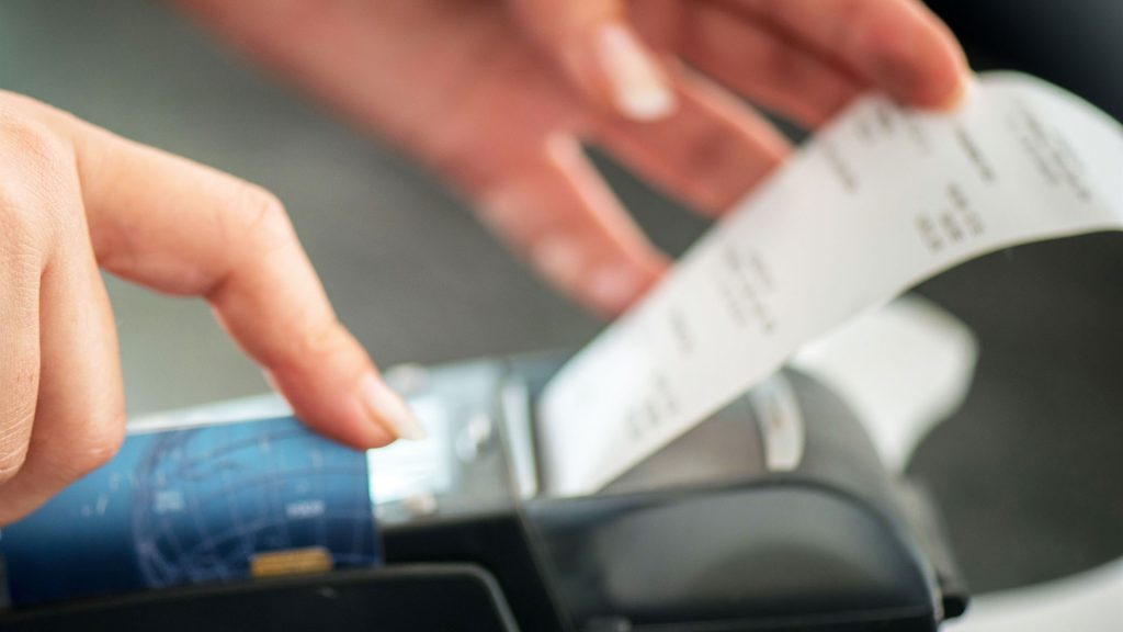 ΑΑΔΕ: Νέο ψηφιακό σύστημα ελέγχου στις αποδείξεις – Άμεση παρακολούθηση των συναλλαγών των επιχειρήσεων