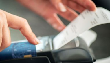 ΑΑΔΕ: Νέο ψηφιακό σύστημα ελέγχου στις αποδείξεις – Άμεση παρακολούθηση των συναλλαγών των επιχειρήσεων