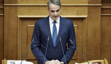 Σε εξέλιξη η ομιλία του Κ.Μητσοτάκη στην Βουλή για την ακρίβεια: «Μείωση 10 λεπτών στη βενζίνη και 5 στο ντίζελ»