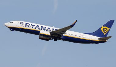 Η ανακοίνωση της Ryanair για τον τραυματισμό επιβάτη από σπασμένο παράθυρο κατά την διάρκεια πτήσης