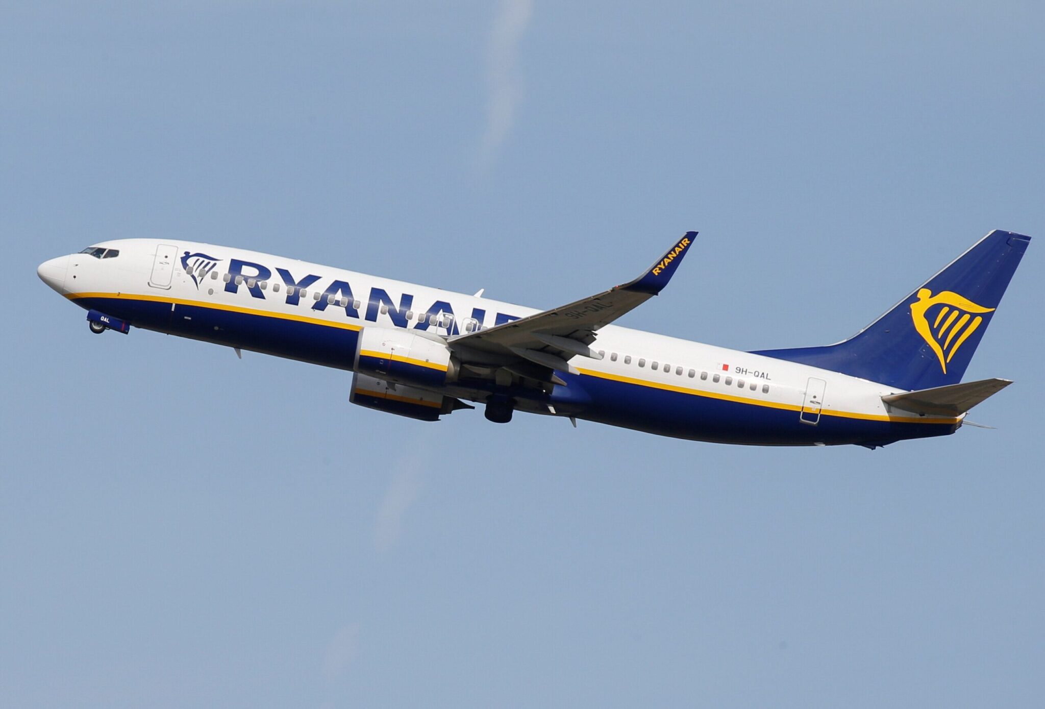 Η ανακοίνωση της Ryanair για τον τραυματισμό επιβάτη από σπασμένο παράθυρο κατά την διάρκεια πτήσης