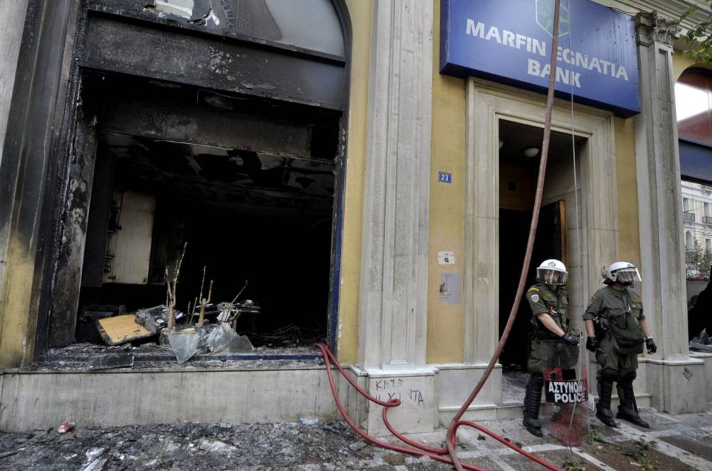Δύο συλλήψεις για τον εμπρησμό της Marfin με τους τρεις νεκρούς το 2010!