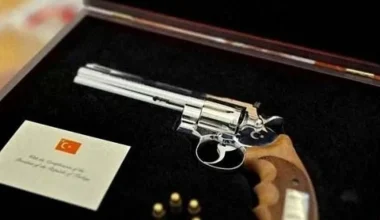 Τι έκανε ο κάθε Δυτικός ηγέτης το περίστροφο Gümüşay 357 Magnum που του έδωσε ως δώρο ο Ρ.Τ.Ερντογάν