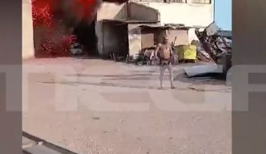 Ασπρόπυργος: Η στιγμή που εργαζόμενος βγαίνει με εγκαύματα από το φλεγόμενο συνεργείο (βίντεο)