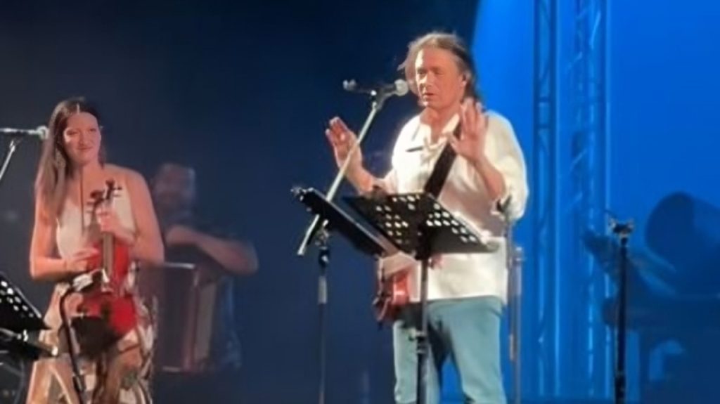 Ο Γιάννης Κότσιρας διέκοψε συναυλία του για να κάνει παρατήρηση στο κοινό: «Το λέτε λάθος και χάλια» (βίντεο)