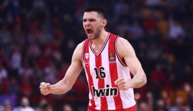Ο Ολυμπιακός «έδεσε» στο λιμάνι του Πειραιά τον Κ.Παπανικολάου: Για πάντα «ερυθρόλευκος» ο Έλληνας φόργουορντ