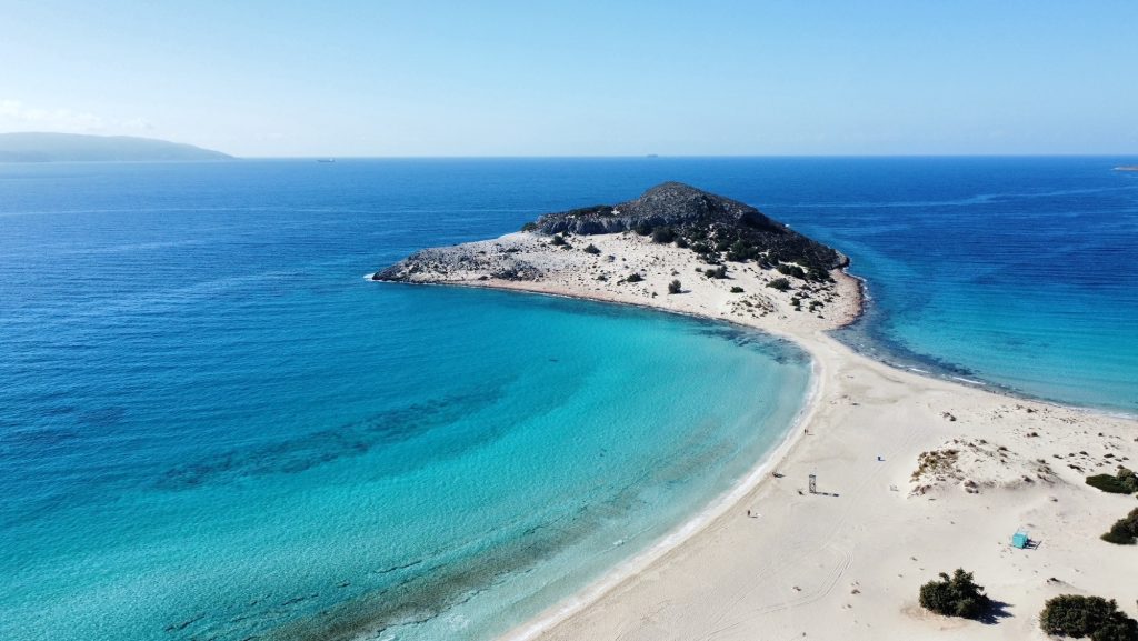 Οι ελληνικές παραλίες που μοιάζουν με Μαλδίβες – Και βρίσκονται λίγες ώρες από την Αθήνα