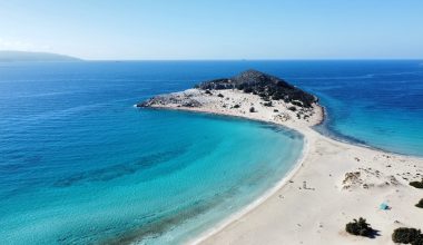 Οι ελληνικές παραλίες που μοιάζουν με Μαλδίβες – Και βρίσκονται λίγες ώρες από την Αθήνα