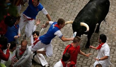 Βίντεο: Εννέα τραυματίες στην τέταρτη ταυροδρομία του φεστιβάλ Σαν Φερμίν στην Παμπλόνα της Ισπανίας