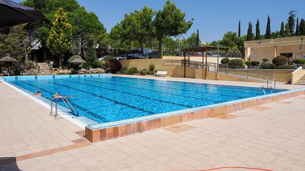 Ισπανία: 17 τραυματίες μετά την διαρροή τοξικών ουσιών σε πισίνα – Σε επιφυλακή η Λα Μπισμπάλ