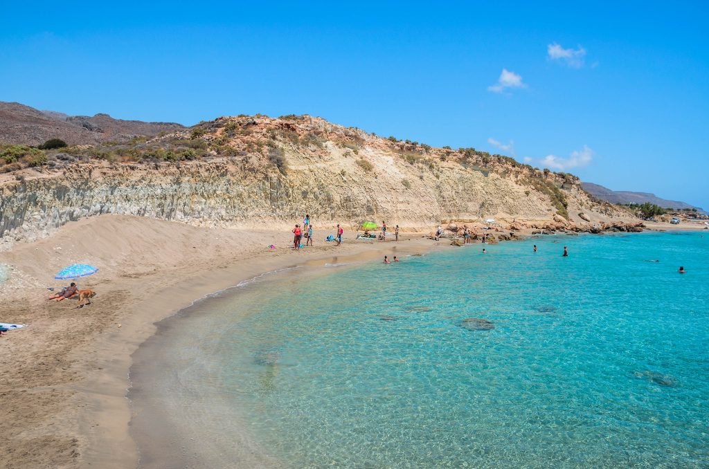 Η παραλία της Κρήτης που λειτουργεί σαν φυσικό spa: Οι επισκέπτες καλύπτονται με θεραπευτικό άργιλο