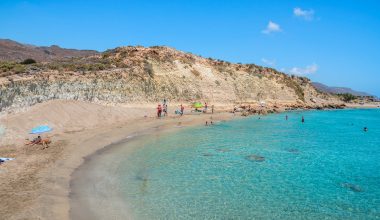 Η παραλία της Κρήτης που λειτουργεί σαν φυσικό spa: Οι επισκέπτες καλύπτονται με θεραπευτικό άργιλο