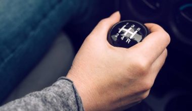 Ο λόγος που οι μηχανικοί συμβουλεύουν να μην κρατάτε το χέρι πάνω στον λεβιέ ταχυτήτων