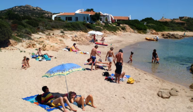 Beach bar στην Ιταλία χρέωσε πατέρα για την μόλις 17 μηνών κόρη του και προκάλεσε αντιδράσεις (φωτο)
