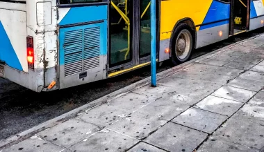 Τροχαίο ατύχημα στον Πειραιά: Δύο τραυματίες μετά από σύγκρουση αστικού λεωφορείου με δύο ΙΧ