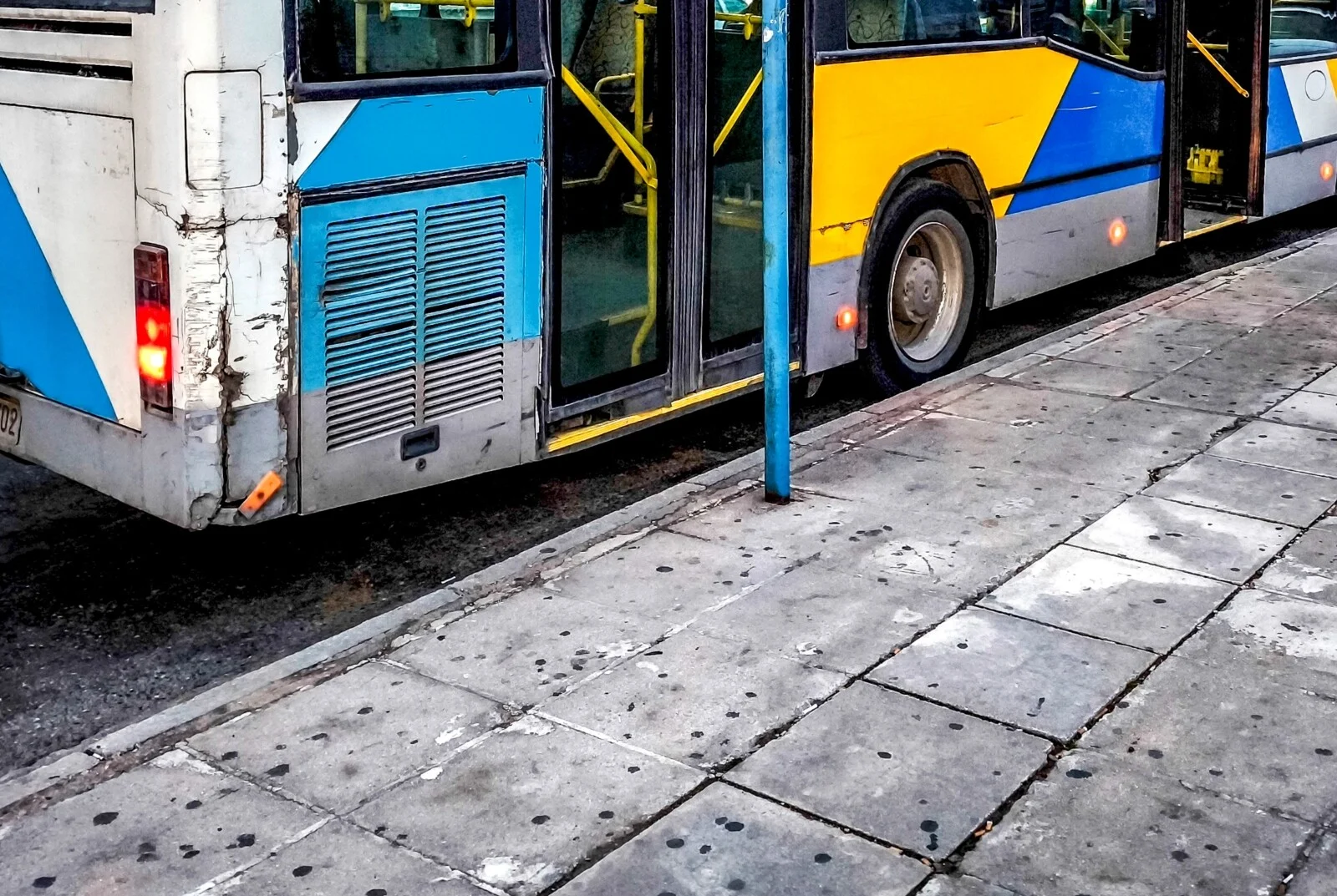 Τροχαίο ατύχημα στον Πειραιά: Δύο τραυματίες μετά από σύγκρουση αστικού λεωφορείου με δύο ΙΧ
