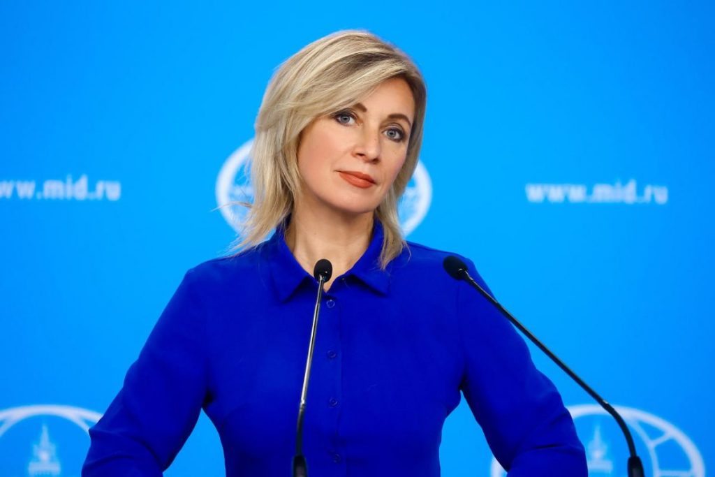 Μ.Ζαχάροβα κατά Β.Ζελένσκι: «Είναι σαν τσιμπούρι που έχει καρφωθεί στη σάρκα του ουκρανικού λαού»