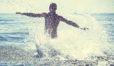 Γιατί η θάλασσα μας εξαντλεί ενώ «δεν κάνουμε τίποτα» – Η επιστημονική εξήγηση της κόπωσης στην παραλία