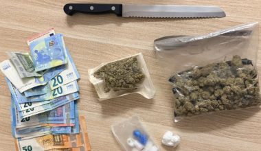 Χειροπέδες σε 19χρονο στο Νέο Ψυχικό που έφερε κουζινομάχαιρο 31 εκατοστών: Τον «έπιασαν» με ναρκωτικά (φωτο)