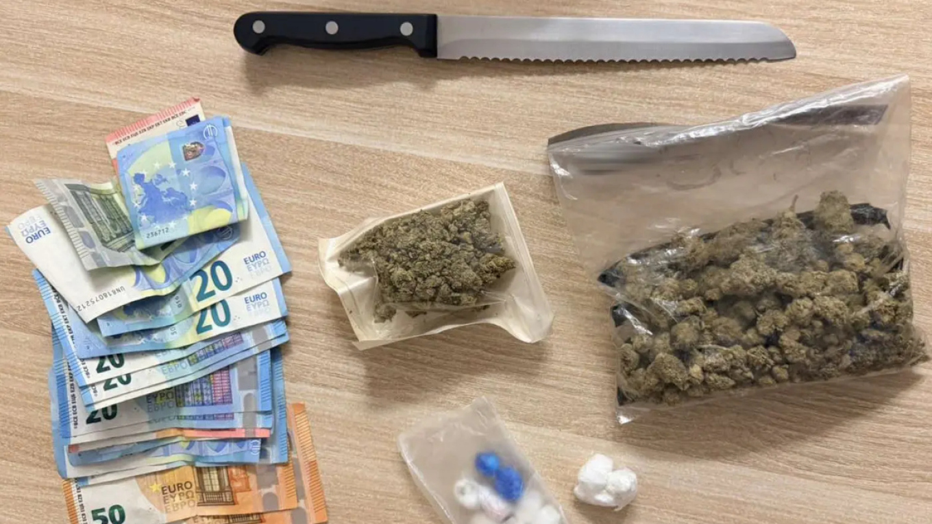 Χειροπέδες σε 19χρονο στο Νέο Ψυχικό που έφερε κουζινομάχαιρο 31 εκατοστών: Τον «έπιασαν» με ναρκωτικά (φωτο)
