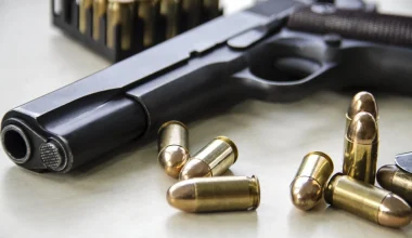 Πάτρα: Επιχειρηματίας βρήκε στην πόρτα 18 σφαίρες