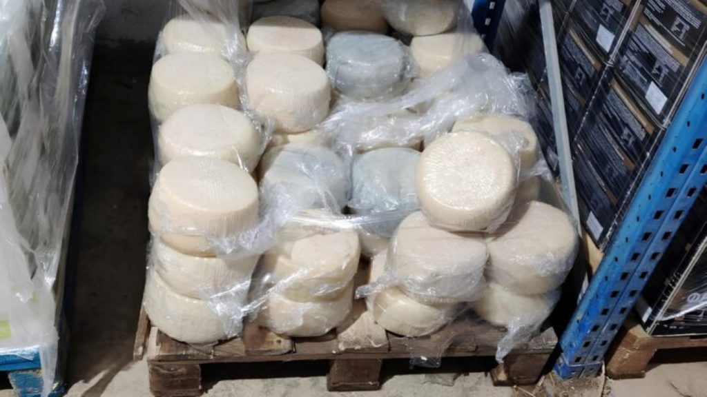 Κατασχέθηκαν πάνω από 2 τόνοι γαλακτοκομικών από τη Βουλγαρία – Μεταφέρονταν χωρίς ψύξη