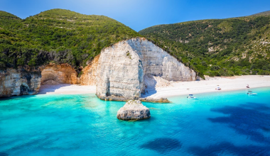 Κεφαλονιά: Η άγνωστη παραλία με τα εξωτικά νερά που ψηφίστηκε στις καλύτερες του κόσμου