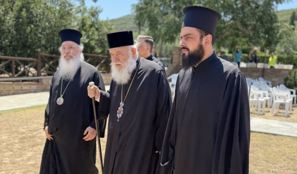 Δείτε φωτογραφίες: Ο Αρχιεπίσκοπος Ιερώνυμος προσκυνά ευλαβικά τον τάφο του Οσίου Παϊσίου στη Σουρωτή