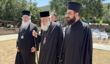 Δείτε φωτογραφίες: Ο Αρχιεπίσκοπος Ιερώνυμος προσκυνά ευλαβικά τον τάφο του Οσίου Παϊσίου στη Σουρωτή
