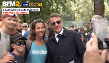 Τι συμβαίνει με τον Ε. Μακρόν; Εμφανίστηκε με καμπαρντίνα  εν μέσω καλοκαιριού ενώ οι γύρω του ήταν με κοντομάνικα!