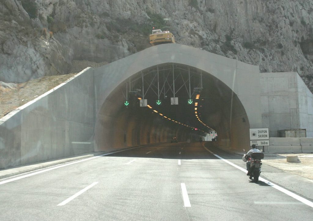 Αδιανόητο βίντεο στην Ολυμπία Οδό:  Οδηγούσε μέσα στη σήραγγα  με ανοιχτές τις πόρτες και μουσική στο  διαπασόν!