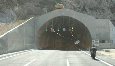 Αδιανόητο βίντεο στην Ολυμπία Οδό:  Οδηγούσε μέσα στη σήραγγα  με ανοιχτές τις πόρτες και μουσική στο  διαπασόν!