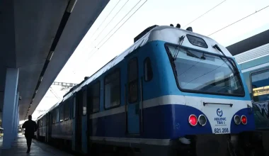 Φωτιά σε βαγόνι τρένου στη Λάρισα – Πολύωρη ταλαιπωρία για τους επιβάτες