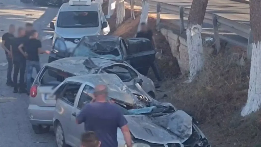 Βίντεο ντοκουμέντο από το τροχαίο στο Ηράκλειο: Η στιγμή που το αυτοκίνητο παρασύρει παρκαρισμένα ΙΧ