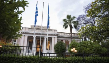 13η σύνταξη δεν δίνεται αλλά πέρασαν αυξήσεις για υπαλλήλους σε Μαξίμου και ΠτΔ