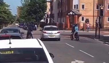 Βίντεο: Σύγκρουση συμμοριών στους δρόμους του Μαντσεστερ με… ματσέτες!